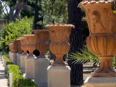 Lo percorriamo costeggiando una lunga serie di vasi ornamentali con volti femminili e decorazioni vegetali: alcuni sono gli originali ottocenteschi, altri riproduzioni recenti